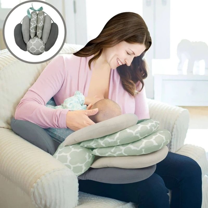 Maman allaitant son bébé avec le coussin d'allaitement BabyDream